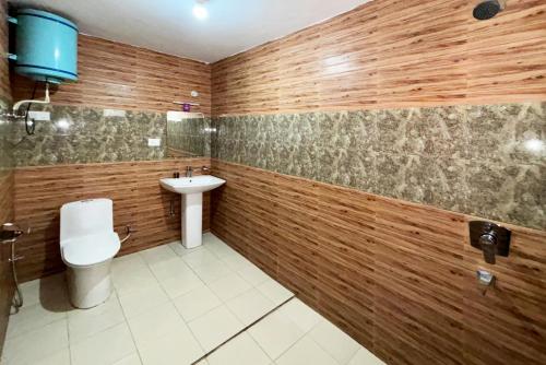 Un baño de Mcleodganj Hotel Varuni Best Budget Hotel Near Dalai Lama Temple
