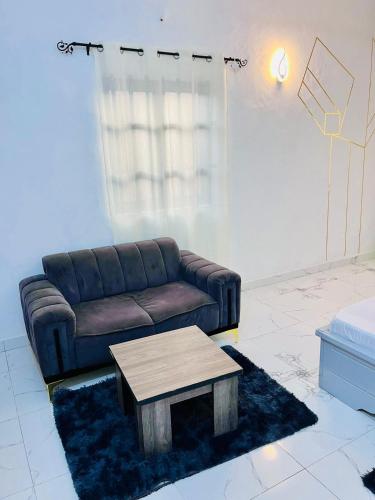 a living room with a couch and a coffee table at Les Résidences Terre Royale in Sokouhoué