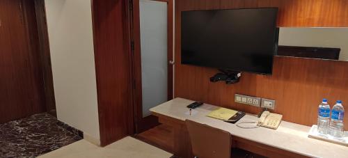 Una televisión o centro de entretenimiento en Hotel Ger manus Madurai
