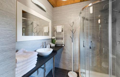 un bagno con lavandino e doccia di Willa z Bala 1 - z sauną i balią a Miedzybrodzie Żywieckie