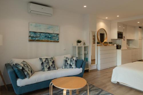 Benalbeach Loft Garden and Sea View