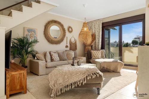un soggiorno con un divano e un tavolo di Penthouse Bali Ref #94 a Estepona