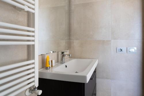 Ένα μπάνιο στο Trani with view - roomy apartment with balconies