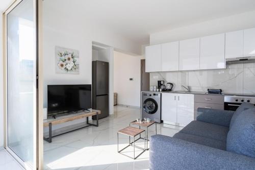 Marble - Cozy Studio W Balcony in Larnaca