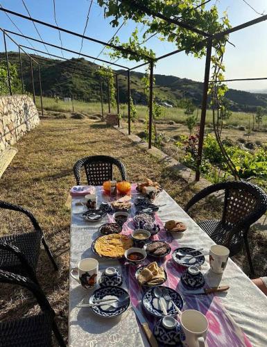 een tafel met daarop borden met eten bij Le Fortin in Samarkand