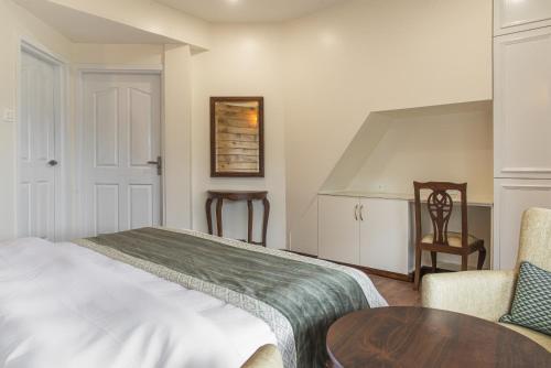 Una cama o camas en una habitación de Echor Backwoods Villa Narkanda