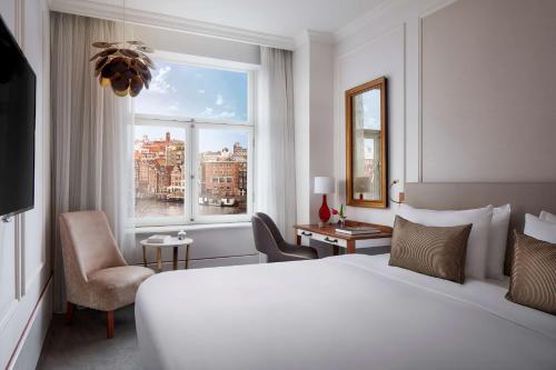 Postel nebo postele na pokoji v ubytování Tivoli Doelen Amsterdam Hotel