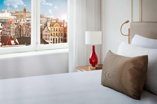 Postel nebo postele na pokoji v ubytování Tivoli Doelen Amsterdam Hotel