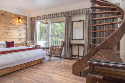 Una cama o camas en una habitación de Echor Backwoods Villa Narkanda
