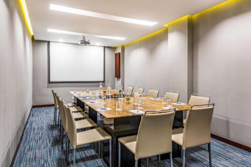 a conference room with a long table and chairs at NH Bogota Urban 93 Royal in Bogotá