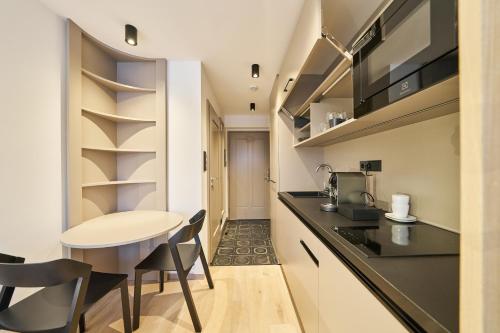 Labská 20 - apartmánový důmにあるキッチンまたは簡易キッチン