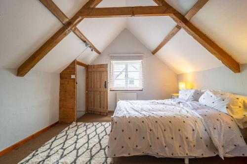 Postel nebo postele na pokoji v ubytování Swift Host - 2 Bedrooms - Period Cottage - Garden - Village Location - Dog Friendly