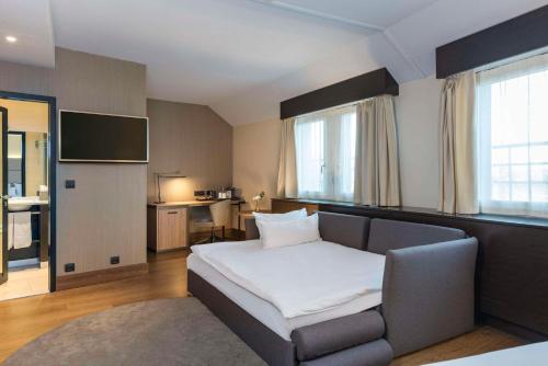 TV a/nebo společenská místnost v ubytování NH Geneva Airport Hotel