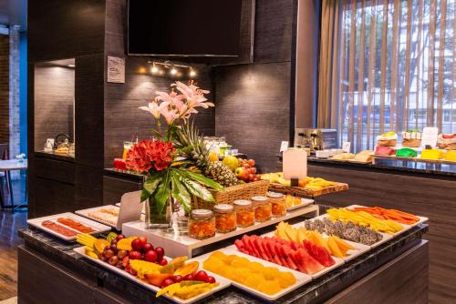 Un buffet con muchos tipos diferentes de frutas y verduras. en NH Collection Bogota Terra 100 Royal, en Bogotá
