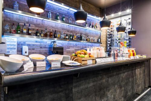 Una barra con tazones de comida en un mostrador. en NH Collection Bogota Terra 100 Royal, en Bogotá