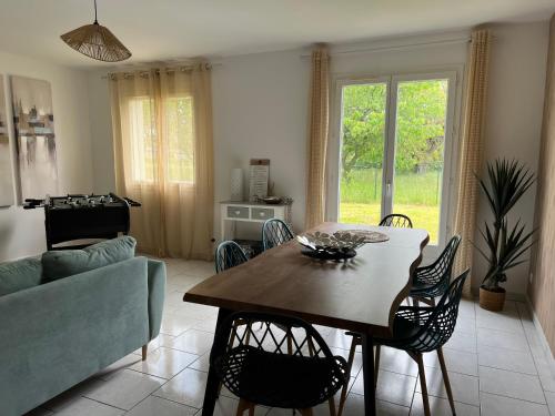 un salon avec une table et un canapé dans l'établissement La Fouinerie proche Zoo de Beauval, à Noyers-sur-Cher