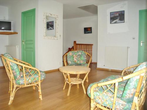 un salon avec deux chaises et une table dans l'établissement Maison de charme à Valuéjols avec vue sur les montagnes, à Valuéjols