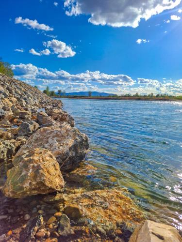 a rocky shore of a body of water at Vikendica Drinski LAD in Loznica