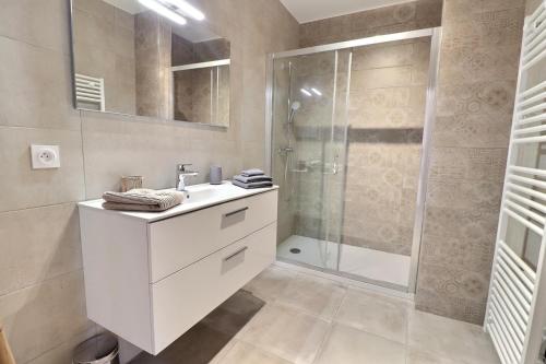 une salle de bain avec un lavabo blanc et une douche dans l'établissement Maison U CASTAGNU, à Santa-Reparata-di-Balagna