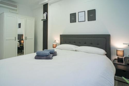 una camera da letto con un letto bianco con due asciugamani sopra di Casa Elshani en Lo Pagan para hasta 6Pax HHH a San Pedro del Pinatar