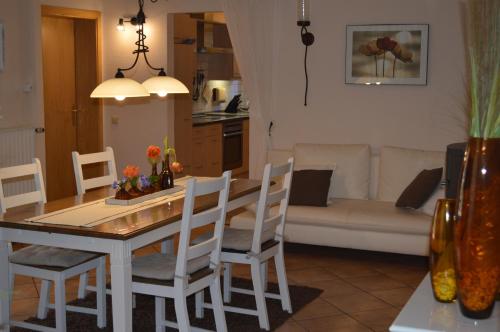 a kitchen and living room with a table and chairs at Ferienwohnung am Maienbach in Bad Bramstedt