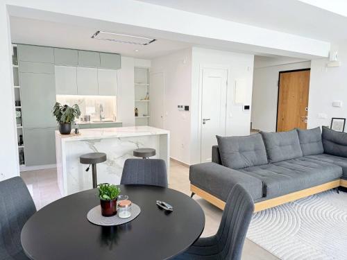 Azure Loft - 3min walk to beach, 10min to Old Town
