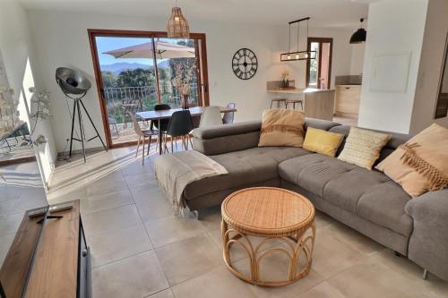un salon avec un canapé et une table dans l'établissement Maison U CASTAGNU, à Santa-Reparata-di-Balagna