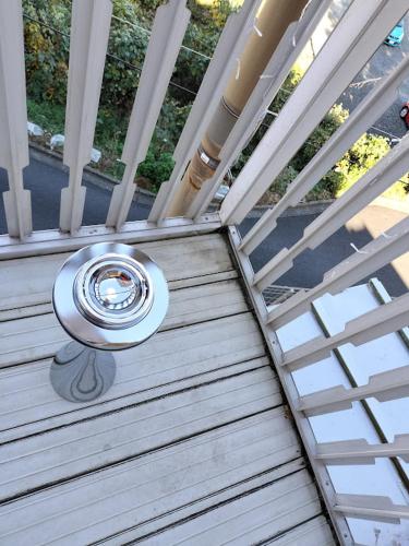 a wooden deck with a bowl on top of it at 個室101ダブルベッド1台駅徒歩6分Atami Hakoneも近いゲストハウス真鶴 in Manazuru