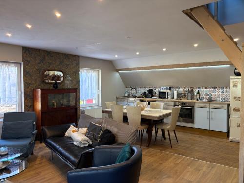 un salon avec un canapé et une table dans l'établissement L Atypik à L ancienne forge, à Muhlbach-sur-Munster