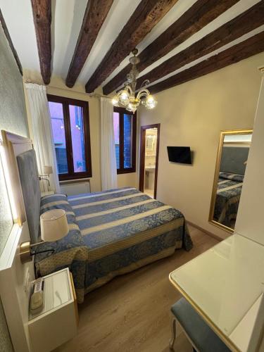 Ένα ή περισσότερα κρεβάτια σε δωμάτιο στο Hotel Tivoli