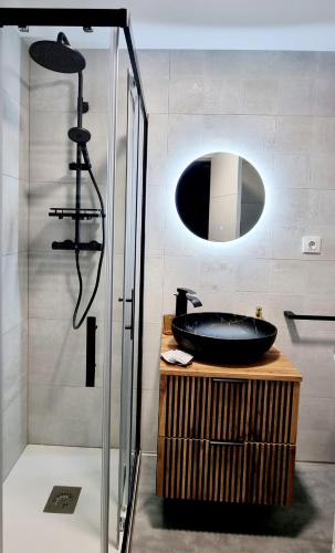 a bathroom with a black sink and a mirror at La Zancuda in Alcalá de Henares