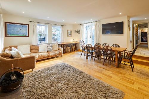 ein Wohnzimmer mit einer Couch und einem Tisch und Stühlen in der Unterkunft Host & Stay - Newton Cottage in Alnwick
