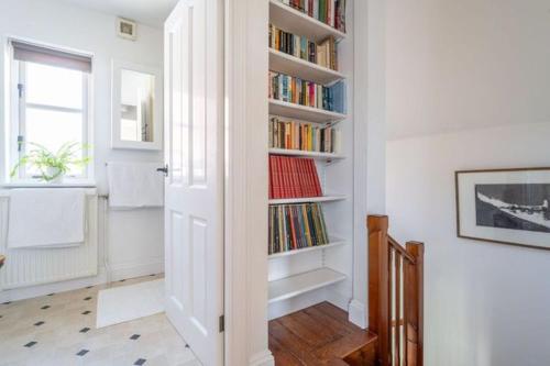ノリッジにあるSwift Host - 1 Bedroom House - Beautiful - Garden - Free Parking - Close to Centreの本が詰まった本棚のある部屋