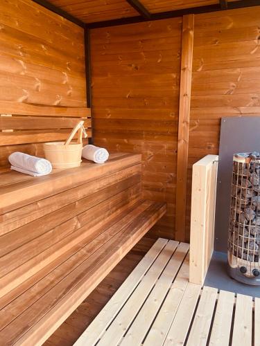 Φωτογραφία από το άλμπουμ του Vöröskő Villa- ALELNÖKI szauna és jakuzzi használattal σε Balatonalmádi