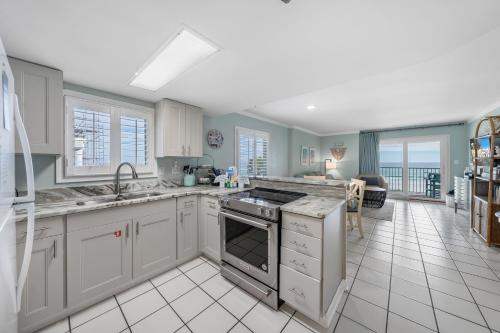 ガルフ・ショアーズにあるClearwater 2Aのシンクとコンロのあるキッチン トップオーブン