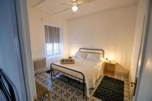 a bedroom with a bed and a window at La Esquina del Castillo - A 15 min de Puy Du Fou in Orgaz
