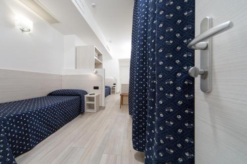 a room with a bed and a door with a curtain at Hotel Giotto in Padova