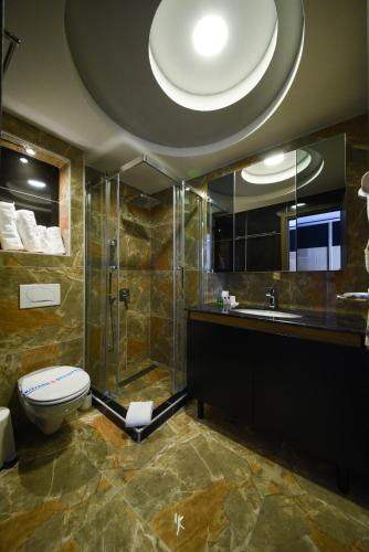 Hotel Kraljevi Čardaciにあるバスルーム