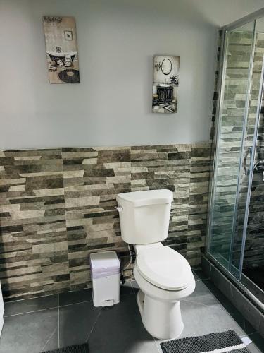 Ένα μπάνιο στο Kingston Vacation Home Two Bedroom
