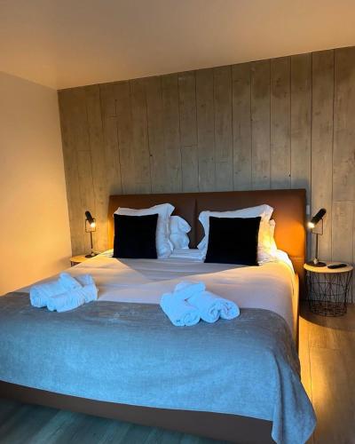 une chambre avec un grand lit avec des serviettes dessus dans l'établissement Hameau de Pallanne - Villa de Luxe & Cottages, à Pallanne
