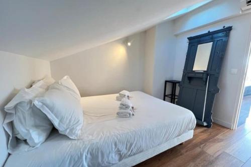 - un lit blanc avec des oreillers blancs et une fenêtre dans l'établissement Beautiful 2 bedrooms 1 bathroom Cannes, à Cannes