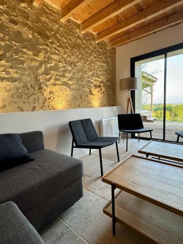 un salon avec un canapé, des chaises et une table dans l'établissement Hameau de Pallanne - Villa de Luxe & Cottages, à Pallanne