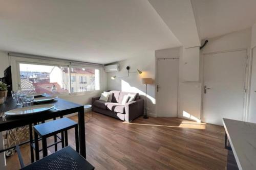 un salon avec un canapé et une table dans l'établissement Beautiful 2 bedrooms 1 bathroom Cannes, à Cannes