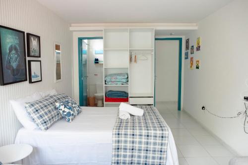 a small room with a bed and a closet at Casa da árvore com 5 suítes in Cabo de Santo Agostinho