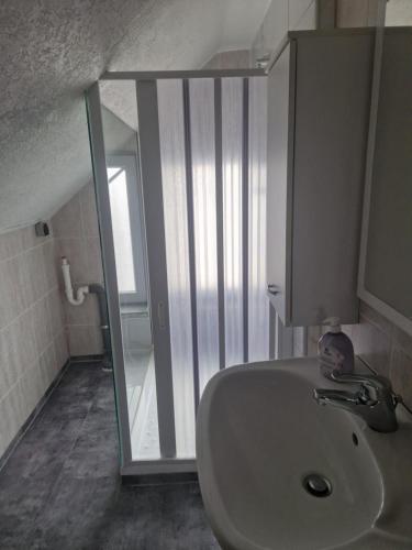 Koupelna v ubytování Helle Dachgeschoßwohnung Nr 4