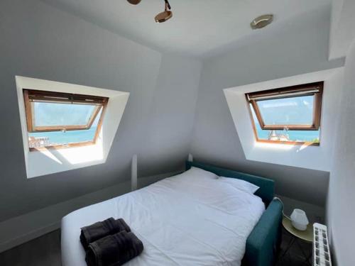 - une chambre avec un lit et 2 fenêtres dans l'établissement Bellavista #9 by Melrose, à Arromanches-les-Bains