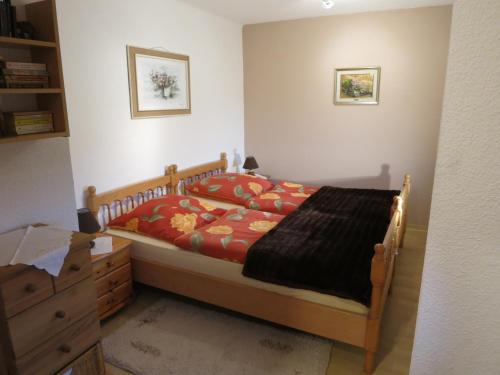 une chambre avec un lit et une commode dans l'établissement Villa Roma, à Losheim