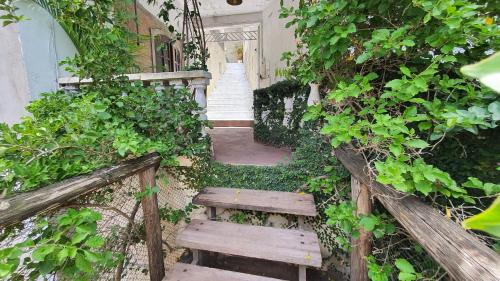 a wooden stairway leading to a house with a stair case at Casa Encanto do Alto Espaçosa Completa com Suíte Hidromassagem Quarto e Banheiro Extra in Mairiporã