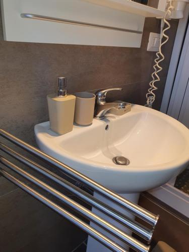 un lavandino in bagno con due tazze sopra di 4Rooms Guest House Free Wi-Fi a Salerno