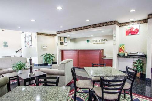 Posezení v ubytování Motel 6 East Windsor, NJ Hightstown